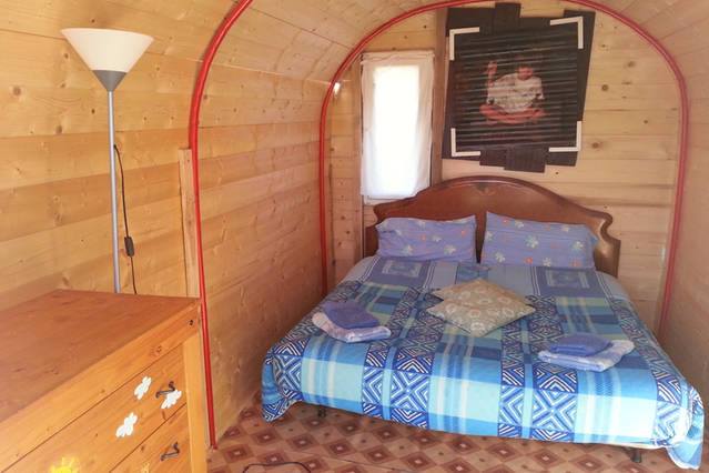 Interno di un carro-stanza del Wagons Village