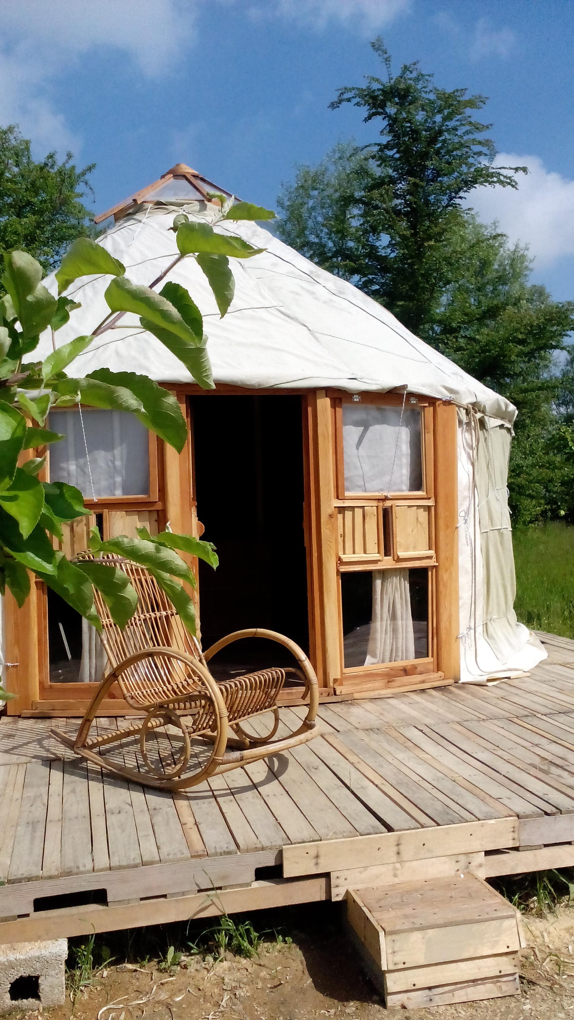 La yurta dell'Agriturismo Orto Arcobaleno immersa nel verde